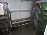 une pièce où il y a beaucoup de cages posées par terre