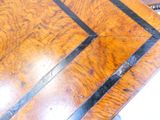 une table en bois avec une bande noire sur le plateau