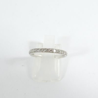 gros plan d'une bague en diamant sur une surface blanche