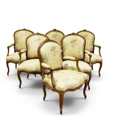 six chaises anciennes avec un revêtement à motifs floraux, un revêtement à motifs floraux, un revêtement à motifs floraux, un revêtement à motifs floraux, un revêtement à motifs floraux, un revêtement à motifs floraux, un revêtement à motifs floraux, un revêtement à motifs floraux, un revêtement à motifs floraux