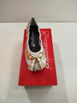une boîte sur laquelle est posée une paire de chaussures