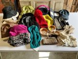 de nombreux chapeaux et écharpes posés sur une table, à côté d'une paire de chaussures