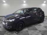 une voiture noire est garée dans une pièce au sol en damier