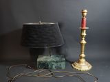 paire de lampes en laiton et marbre avec un abat-jour noir sur fond gris