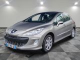 la voiture argentée est garée dans le garage sur un sol en damier