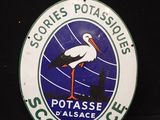 une affiche sur laquelle figure une cigogne