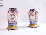 deux vases posés côte à côte sur une table