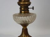 une lampe en verre posée sur une table