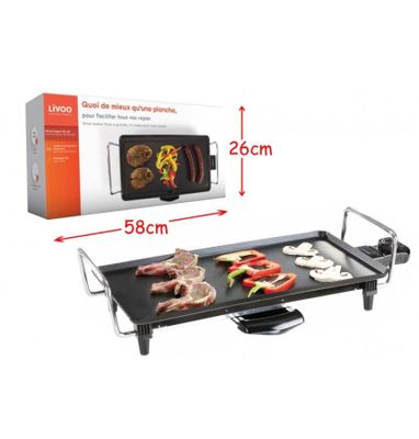 un gros plan sur un barbecue posé sur une table, avec une boîte en arrière-plan