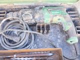 un outil qui se trouve dans une boîte posée par terre