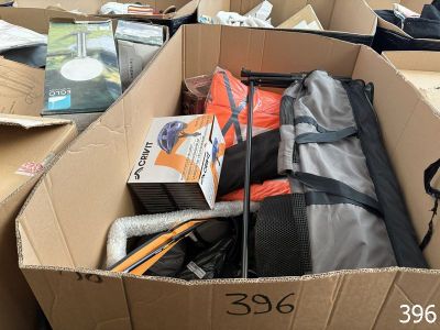 un carton rempli de bagages posé par terre