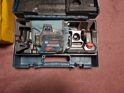 une boîte contenant des outils posée sur le sol