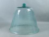une image représentant une cloche en verre avec un couvercle vert sur fond blanc