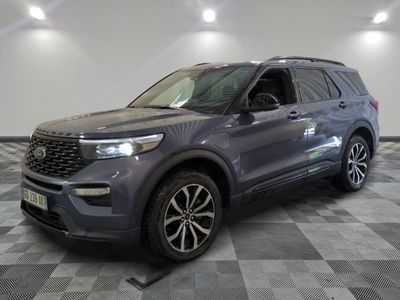 Un Ford Explorer gris de 2020 est garé sur un sol à damier