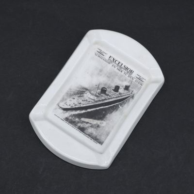 une assiette blanche sur laquelle est représenté un bateau