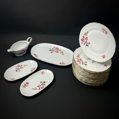 beaucoup d'assiettes et de bols sur la table