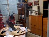 un bureau sur lequel se trouve un ordinateur portable, dans un coin de la pièce