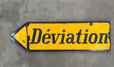 un panneau jaune et noir sur lequel est inscrit le mot « déviation »