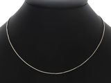 un collier en argent autour du cou d'un mannequin, sur fond blanc