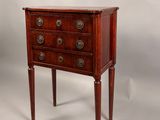 une image représentant une petite commode en bois posée sur un socle