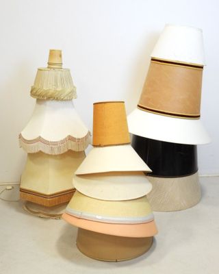 trois lampes posées les unes à côté des autres sur le sol