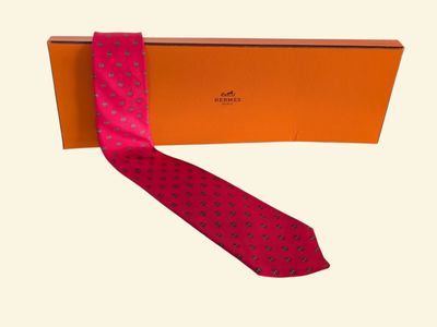 une boîte orange avec un nœud rouge et une boîte orange avec un nœud rouge