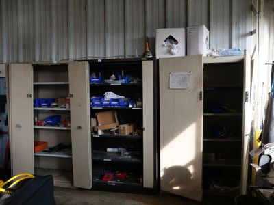 1 Ensemble DE 10 Armoires ET Rayonnages, Avec Leur Contenu :…