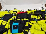 beaucoup de vêtements de ski jaunes et noirs posés sur une table
