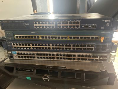 une pile de commutateurs Ethernet empilés les uns sur les autres