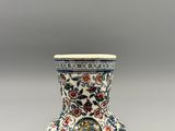 un vase avec un motif floral sur une table