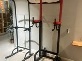 un ensemble d'appareils de musculation installé dans un coin de la pièce