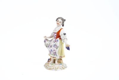 une figurine représentant une femme tenant un panier de fleurs
