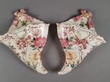 une paire de chaussures ornées de fleurs