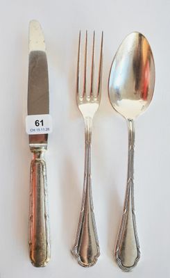 trois fourchettes, une cuillère et un couteau sur une table