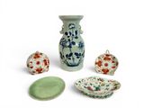 quatre pièces de poterie posées sur une surface blanche