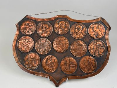 un gros plan d'une plaque métallique sur laquelle sont disposées de nombreuses pièces de monnaie