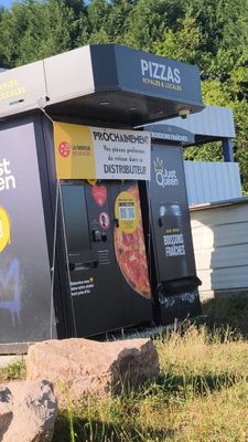 un distributeur automatique posé dans l'herbe