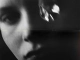 une vieille photo en noir et blanc d'un jeune garçon avec une larme sur le visage