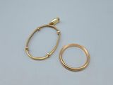 deux bagues en or et une bague en or sur un fond blanc