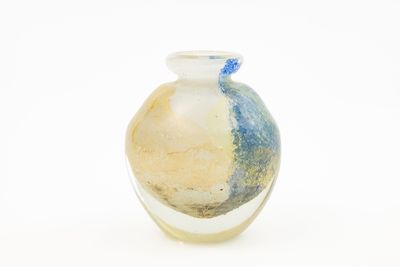 un petit vase en verre orné d'un motif bleu et jaune