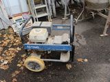 un petit chariot bleu surmonté d'une boîte blanche