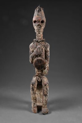 une image d'une statue en bois représentant un homme tenant un bébé