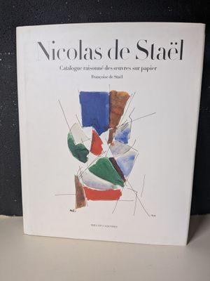 un livre posé sur une table