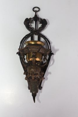 Lampe à huile en bronze argenté à décor de deux chimères et …