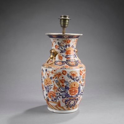 CHINE. Vase balustre en porcelaine à décor dit Imari bleu, c…