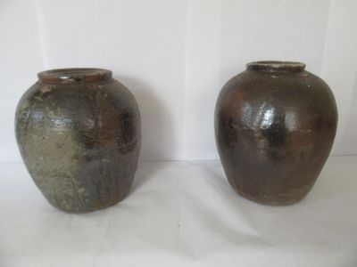deux vases posés sur une surface blanche