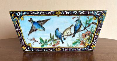 une photo d'une boîte décorative ornée d'oiseaux