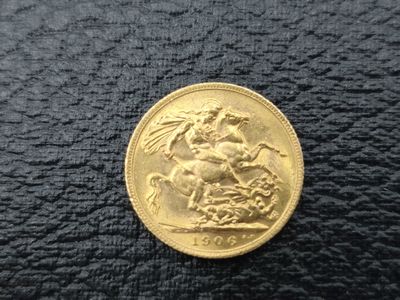 un gros plan d'une pièce d'or sur laquelle figurent un cheval et un cavalier