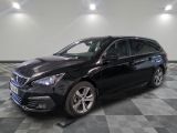 la photo d'une voiture noire sur un sol en damier