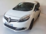 La voiture blanche est garée dans une pièce blanche au sol blanc.